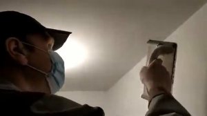 Как шкурить шпаклевку с потолка под покраску своими руками снято на видео