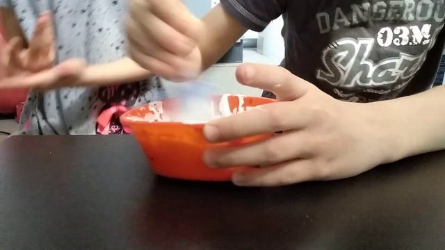 Учу Стёпу моего брата делать слаймы смотреть онлайн