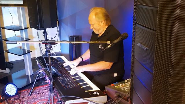 Somewhere played by Pete Shaw at the Korg PA4X demonstration for Music Direct смотреть онлайн