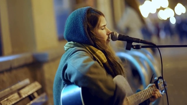 ДЕВУШКА С КРАСИВЫМ ГОЛОСОМ ПОЕТ ПОД ГИТАРУ ► Арбат, Вечерняя Москва смотреть онлайн