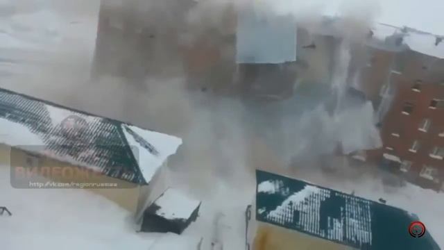 В Дудинке Снесло крышу с жилого дома смотреть онлайн
