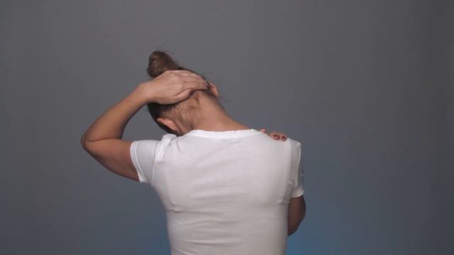 Упражнение Растяжка правого плеча ( Этель Аданье) смотреть онлайн