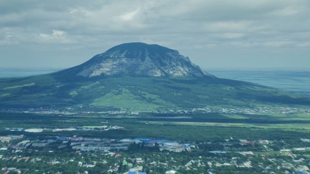 Горы Пятигорска в 4к. Вид с горы Машук. Футажи гор. Праллакс-видео. Синемаграфия. Живые фотографии. смотреть онлайн