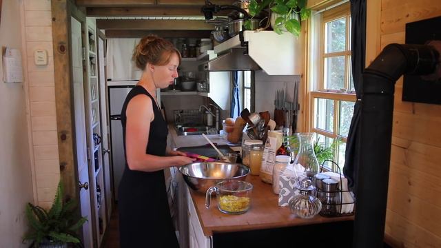 Tiny House Cooking - Free Food Foraging! - Dandelion Cookies смотреть онлайн