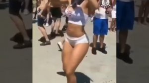 Классная тёлка танцует