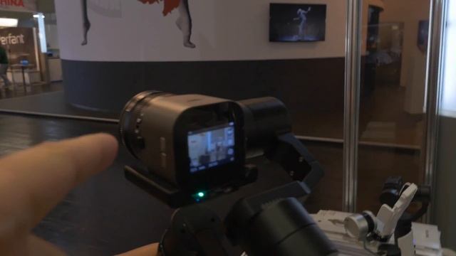 Экшн камера со встроенным двухосевым подвесом и стабилизатор аналог однорукого DJI Photokina 2016 смотреть онлайн