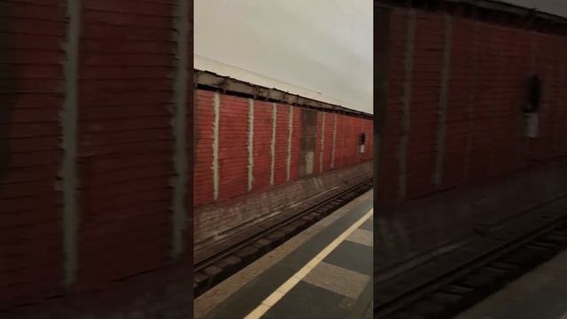 Таганская. Москва, 2022. Надписи маршрутов надо делать над вагонами поездов! смотреть онлайн