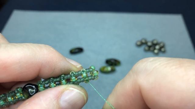 Зелёный сотуар. Квадратный жгут. Бисерная кисть. Переделка украшений для Марии. Часть 6, смотреть онлайн