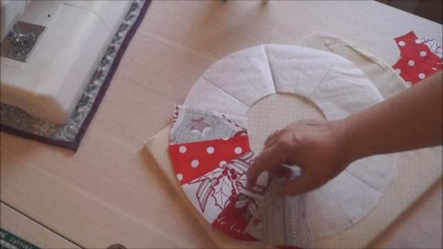 КРУГЛАЯ САЛФЕТКА ДЛЯ НОВОГОДНЕГО СТОЛА / ШЬЮ ИЗ ЛОСКУТКОВ ПО БУМАГЕ смотреть онлайн