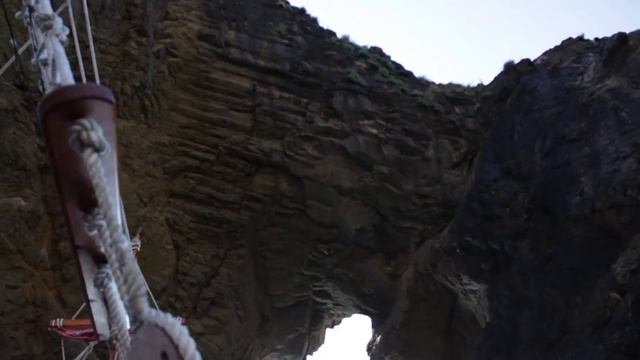 Проход через скалу Золотые ворота. Крым. Коктебель. смотреть онлайн