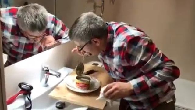 Сюрстреминг. (Surströmming ) Арсен из Дагестана ест Шведский «деликатес» в Стокгольме.