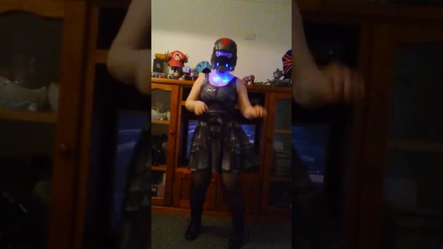 EvilFluffy Cosplay - (Mass Effect) Commander Shepard can't dance (lights on) смотреть онлайн