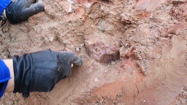 Процесс "выковыривания" заветной красивейшей глыбки глины "Хрустица". смотреть онлайн