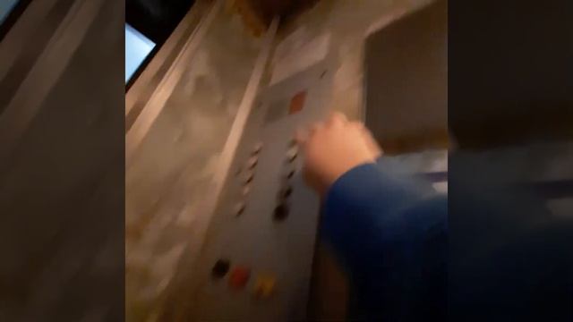 СТАРЫЙ МЛМ ЛИФТ 9 ЭТАЖЕЙ ЕДЕМ НА 9 ЭТАЖ смотреть онлайн