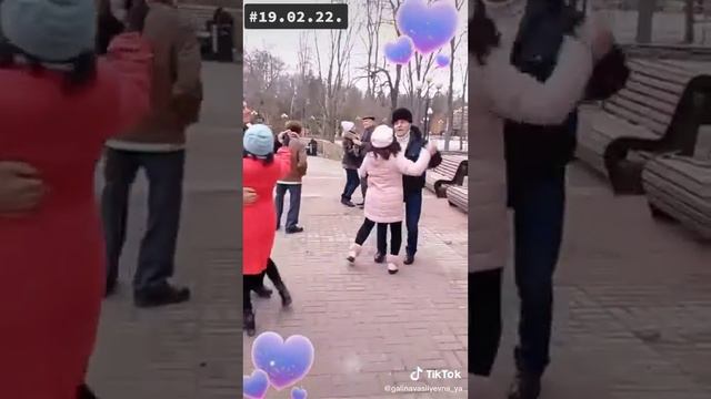 За стеклом мороз рисует узоры.. смотреть онлайн