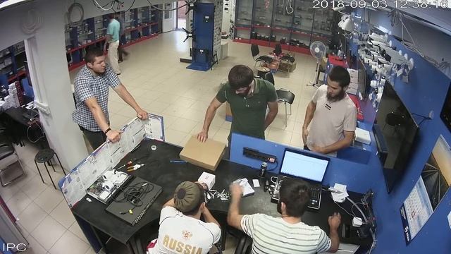 QVC-IPC-202V-DC(2.8) Скопление Люди+Купюры смотреть онлайн