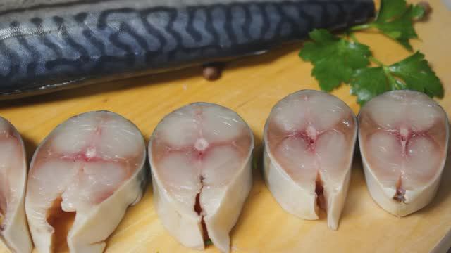 Слабосолёная СКУМБРИЯ пряного посола. Не успеваю готовить. смотреть онлайн