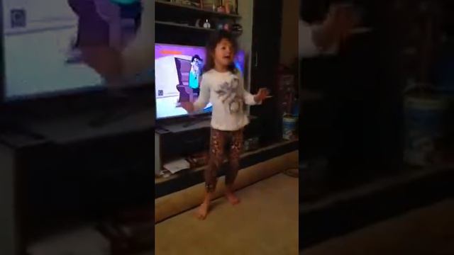 Песня "улыбайся" поёт Лиза 6 лет. смотреть онлайн