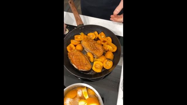 Утиная грудка с соусом из мушмулы смотреть онлайн