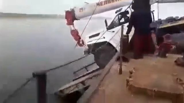 Выгрузка большегрузной техники с парома сами ходом по воде. смотреть онлайн