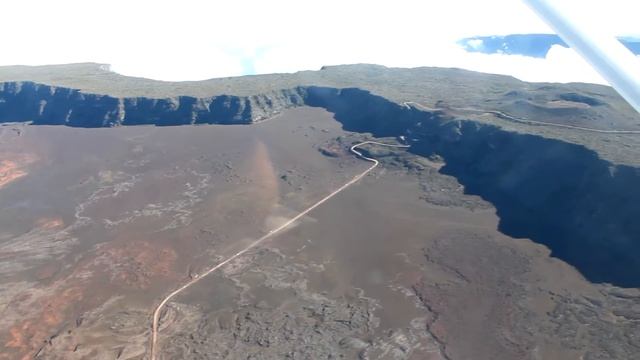 Le Volcan vue du ciel (Piton de la Fournaise) | C172 Pierrefond [FMEP] - île de La Réunion [HD] смотреть онлайн