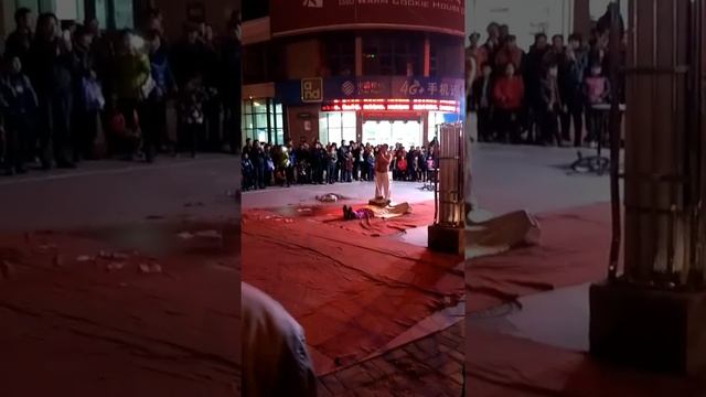 Типичное уличное шоу на улицах Чженьцзяна. Китай. смотреть онлайн