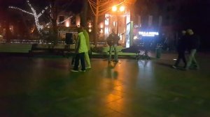 Парень поёт Розенбаума на набережной в Ялте