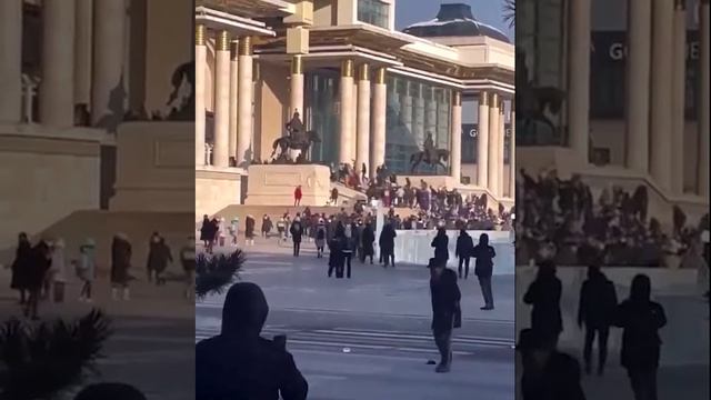 К декабрю 2022-й добрался и до Монголии. Протестующие решили взять Дворец Правительства штурмом. смотреть онлайн