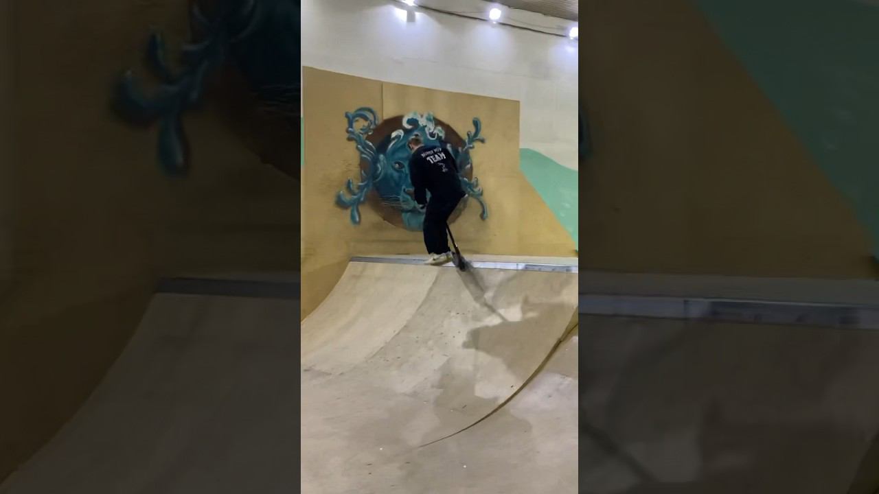 Тройной тулуп⛸ от Дмитрия Купера. Трюки на самокате в скейт парке BunnyHop. смотреть онлайн