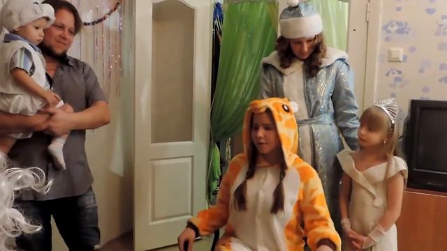 Дед Мороз со Снегурочкой у нас в гостях. Веселуха! )) смотреть онлайн