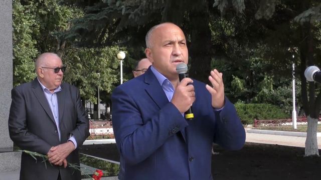 В Азнакаево открыты памятники добытчикам черного золота. смотреть онлайн