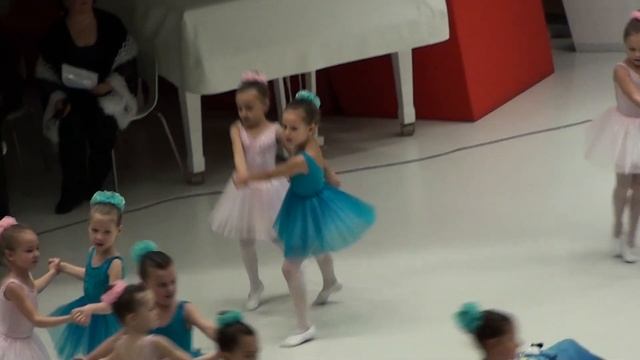 Танец с подушками смотреть онлайн