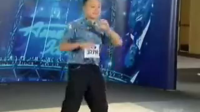 William Hung - American Idol 'She Bangs' смотреть онлайн