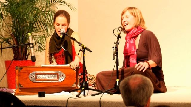 Govinda Jaya Jaya - elevating Mantra-Chanting смотреть онлайн