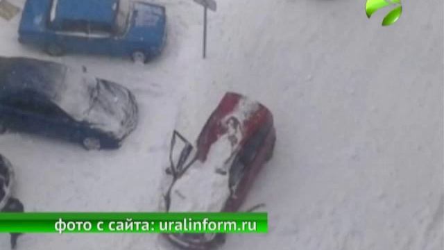 Упавший с крыши снег серьёзно повредил автомобиль в Новом Уренгое смотреть онлайн