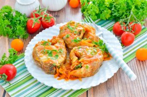 КАК ПРИГОТОВИТЬ РЫБУ С МОРКОВЬЮ И ЛУКОМ НА СКОВОРОДЕ