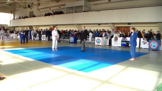 238 , Здесь арбитр дисквалифицировал а на 1 татами нет 2 раза