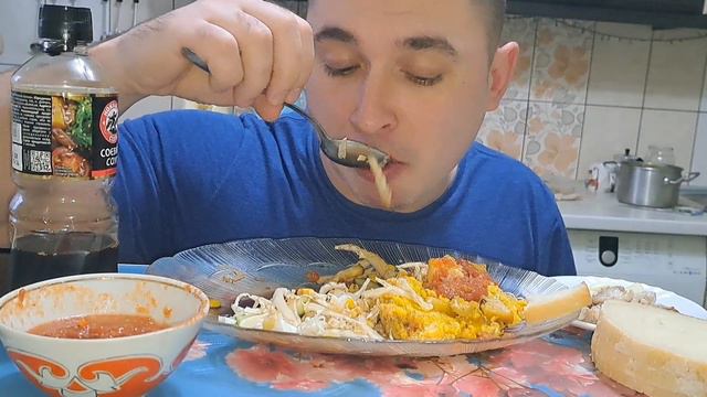 МУКБАНГ | УКРАЇНСЬКЕ САЛО | ЯИЧНИЦА З ШКВАРКАМИ | САЛАТ З СОЕВИМ СОУСОМ | Mukbang in Ukraine смотреть онлайн