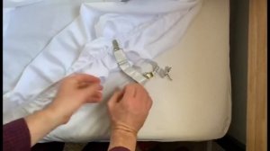 Как сделать, чтобы простынь не сползала?? Как сделать простынь на резинке из обычной? Легкий способ