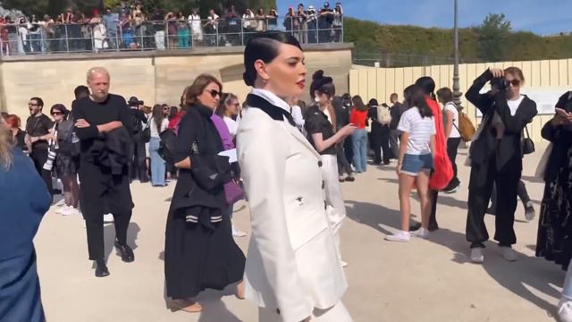 Dior Paris Fashion week 2023,Septembre/PARIS STREET STYLE смотреть онлайн