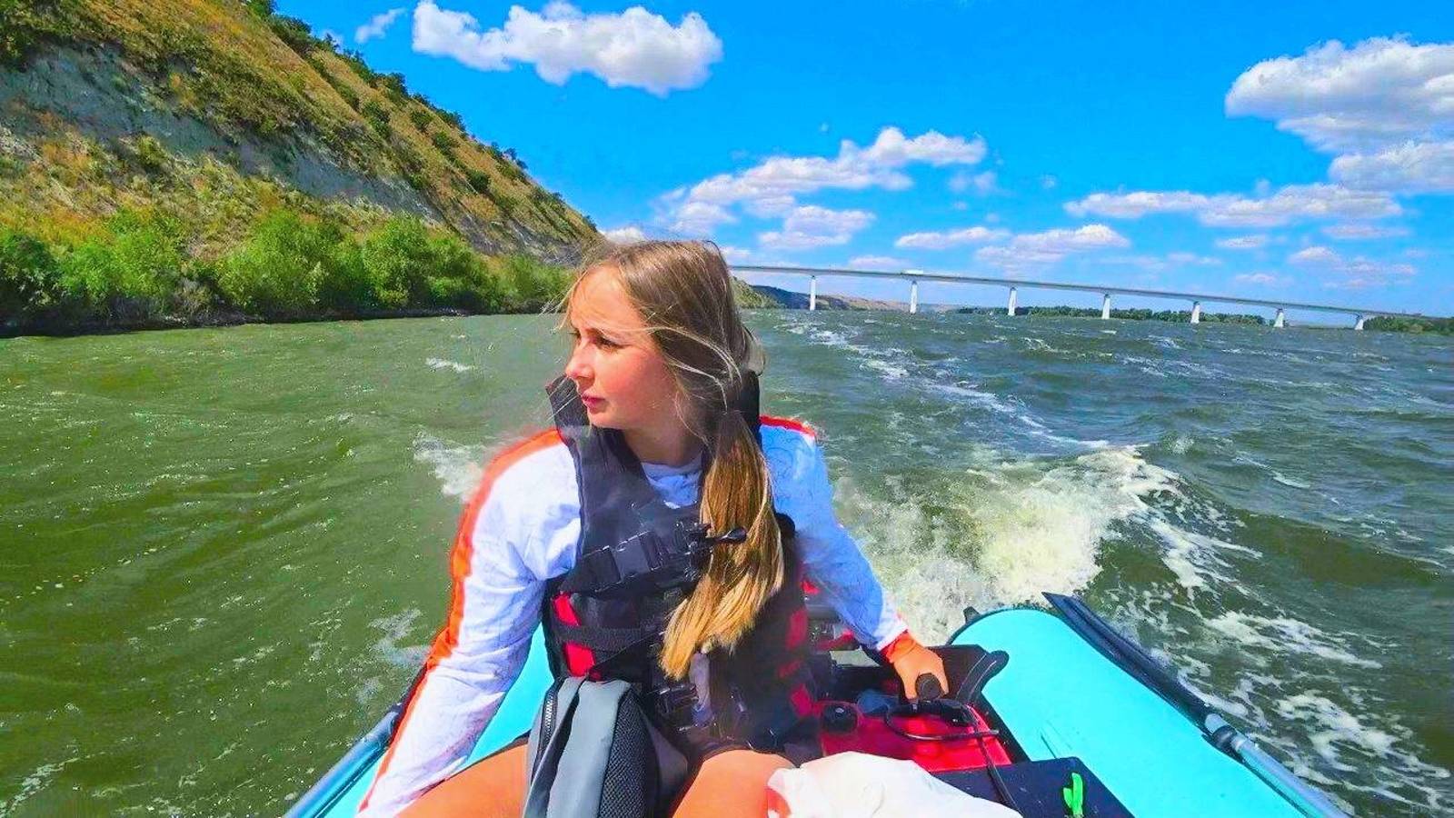 НАШЛИ ДИКОЕ МЕСТО И ОНО НАС НАГРАДИЛО САЗАНАМИ! Рыбалка с ночевкой смотреть онлайн