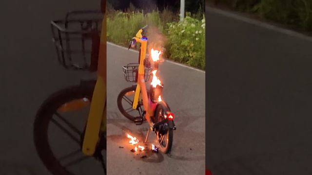 в Марьино сгорел электровелосипед #whoosh смотреть онлайн