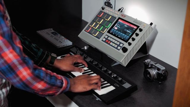 SOMETHING JUST LIKE THIS | COLDPLAY x CHAINSMOKERS | AKAI MPC LIVE II KEY 61 | FABRIC XL SYNTH COVE смотреть онлайн