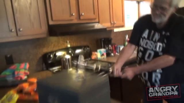 ЗЛОЙ ДЕД , КАК ВЗЛОМАТЬ СЕЙФ смотреть онлайн