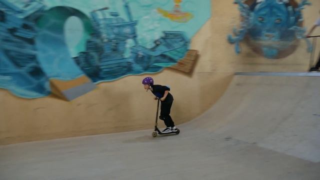Тренировки по самокату в крытом скейт парке BunnyHop. Инструктор Даня Голов. #крытыйскейтпарк смотреть онлайн