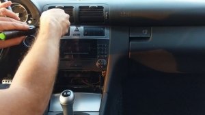 Mercedes Benz w203 Radio ausbauen - C-Klasse 2003 bis 2007