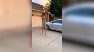 Ты должен это увидеть девушка повисла на трусах? Нелепые моменты