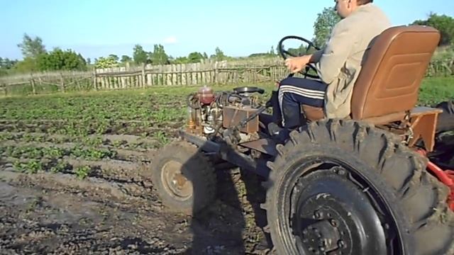 Прополка междурядий картофеля стрельчатыми лапами. смотреть онлайн