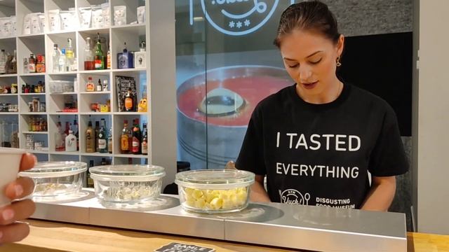 Дегустация жуков, червей, сыров и прочего с душком в Музее отвратительной еды в Мальмё смотреть онлайн