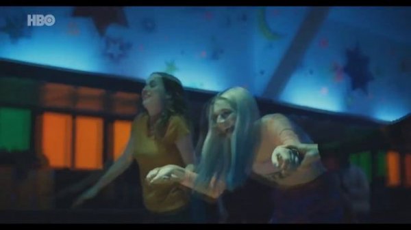 Euphoria (1x05) - Rue, Jules and Lexi riding roller skates
